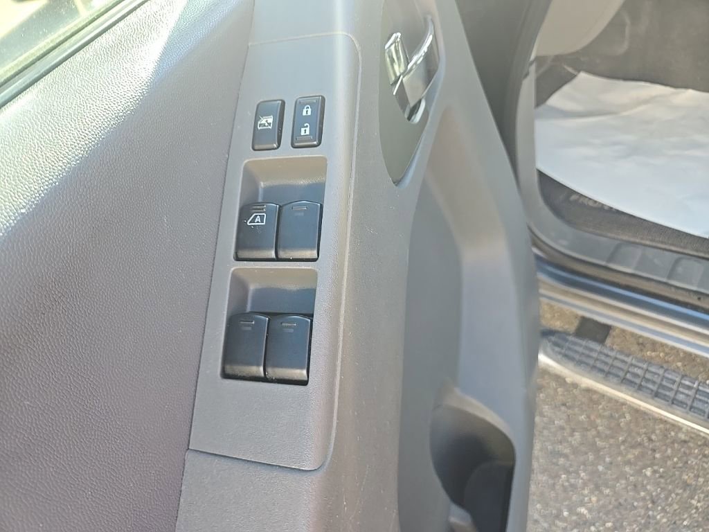 Used 2018 Nissan Frontier SV image 11