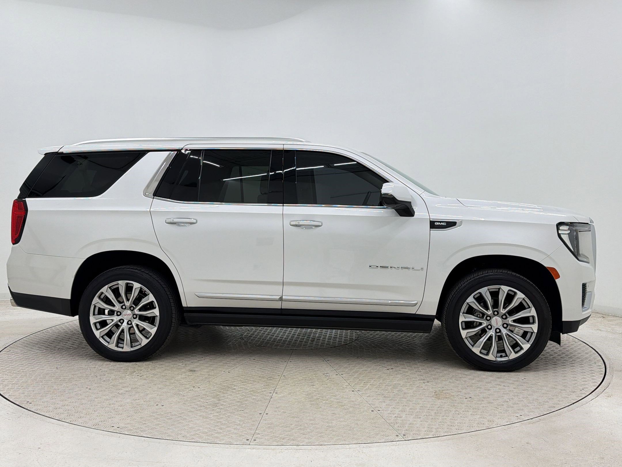 Used 2022 GMC Yukon Denali w/ Denali Premium Package AWD/4WD image 8