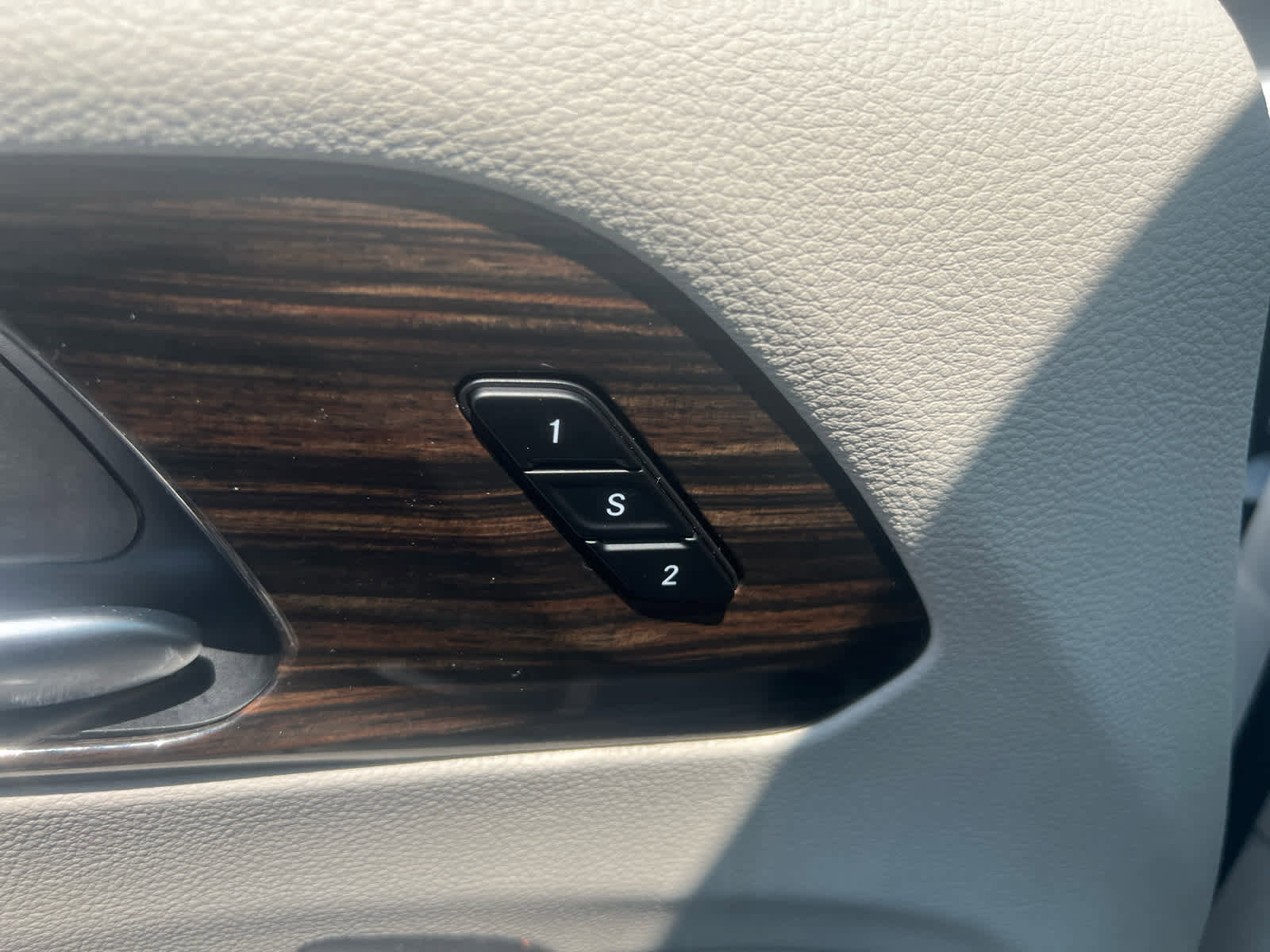 Used 2024 Chrysler Pacifica Limited image 16