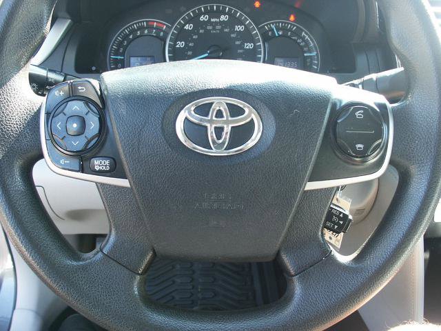 Used 2013 Toyota Camry LE image 9
