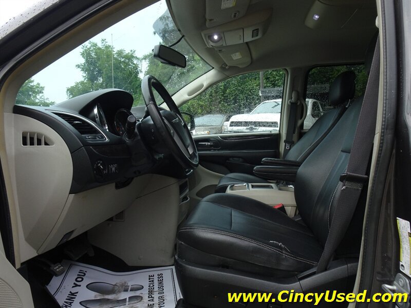 Used 2016 Chrysler Town & Country Touring FWD image 11