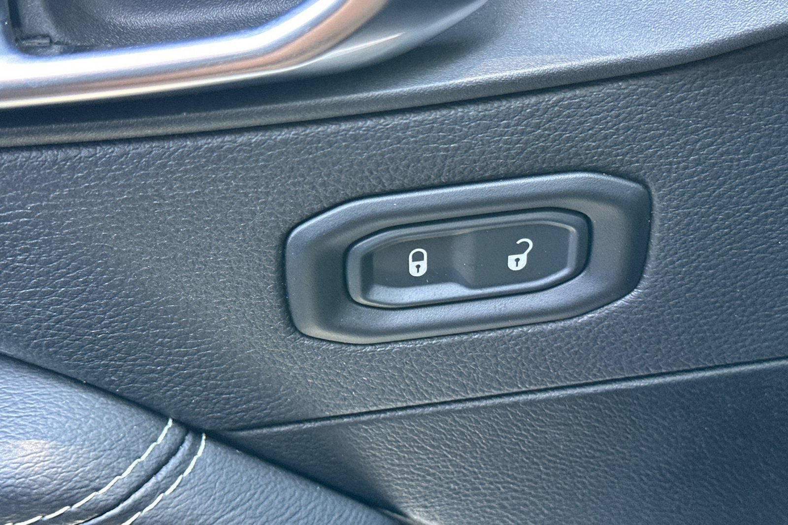 Used 2022 Jeep Wrangler Unlimited Sahara AWD/4WD image 14