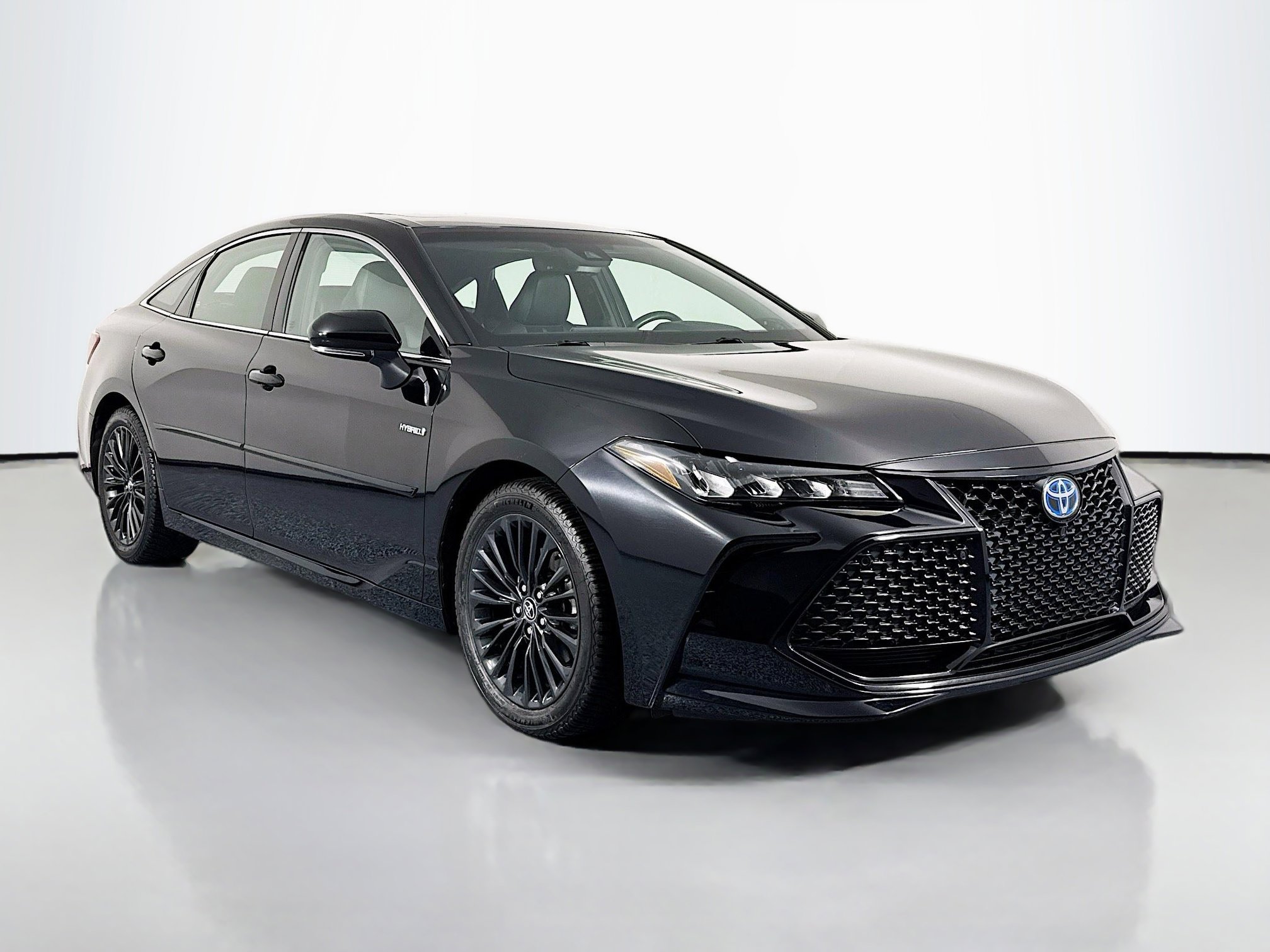 Used 2019 Toyota Avalon XSE image 3