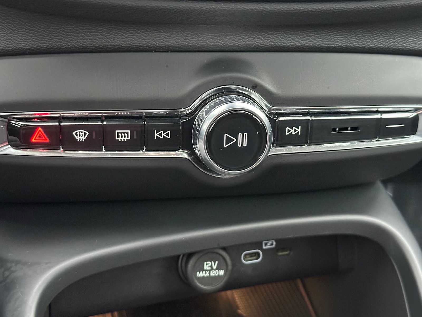 Used 2025 Volvo XC40 B5 Core w/ Protection Package Premier image 29