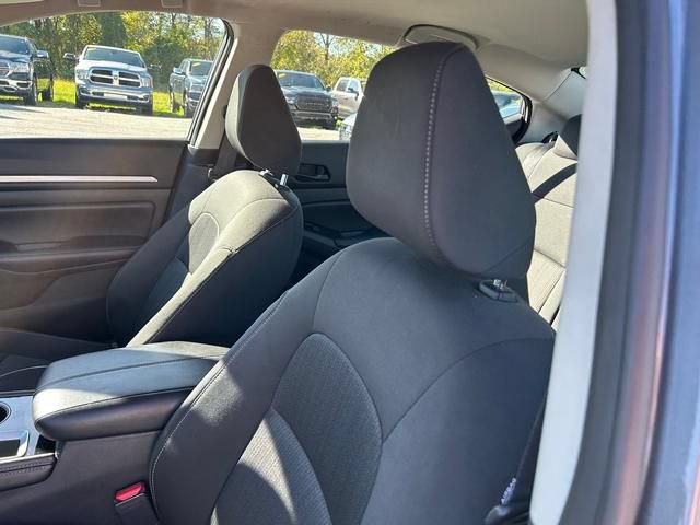 Used 2023 Nissan Altima 2.5 SV FWD image 12
