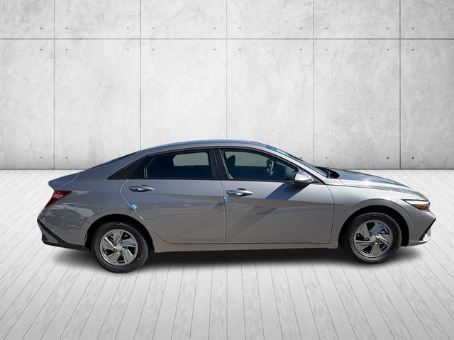 New 2026 Hyundai Elantra SE FWD image 4