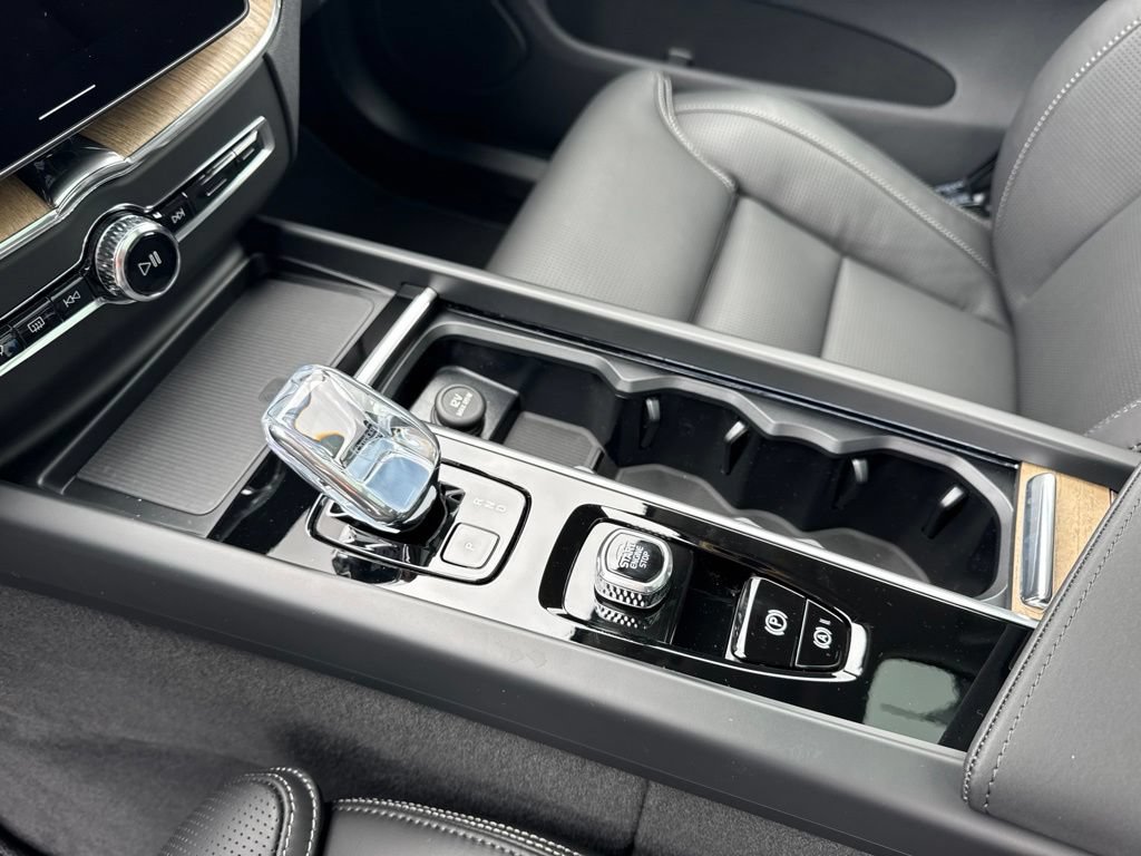 New 2026 Volvo XC60 T8 Ultra w/ Protection Package Premier AWD/4WD image 13