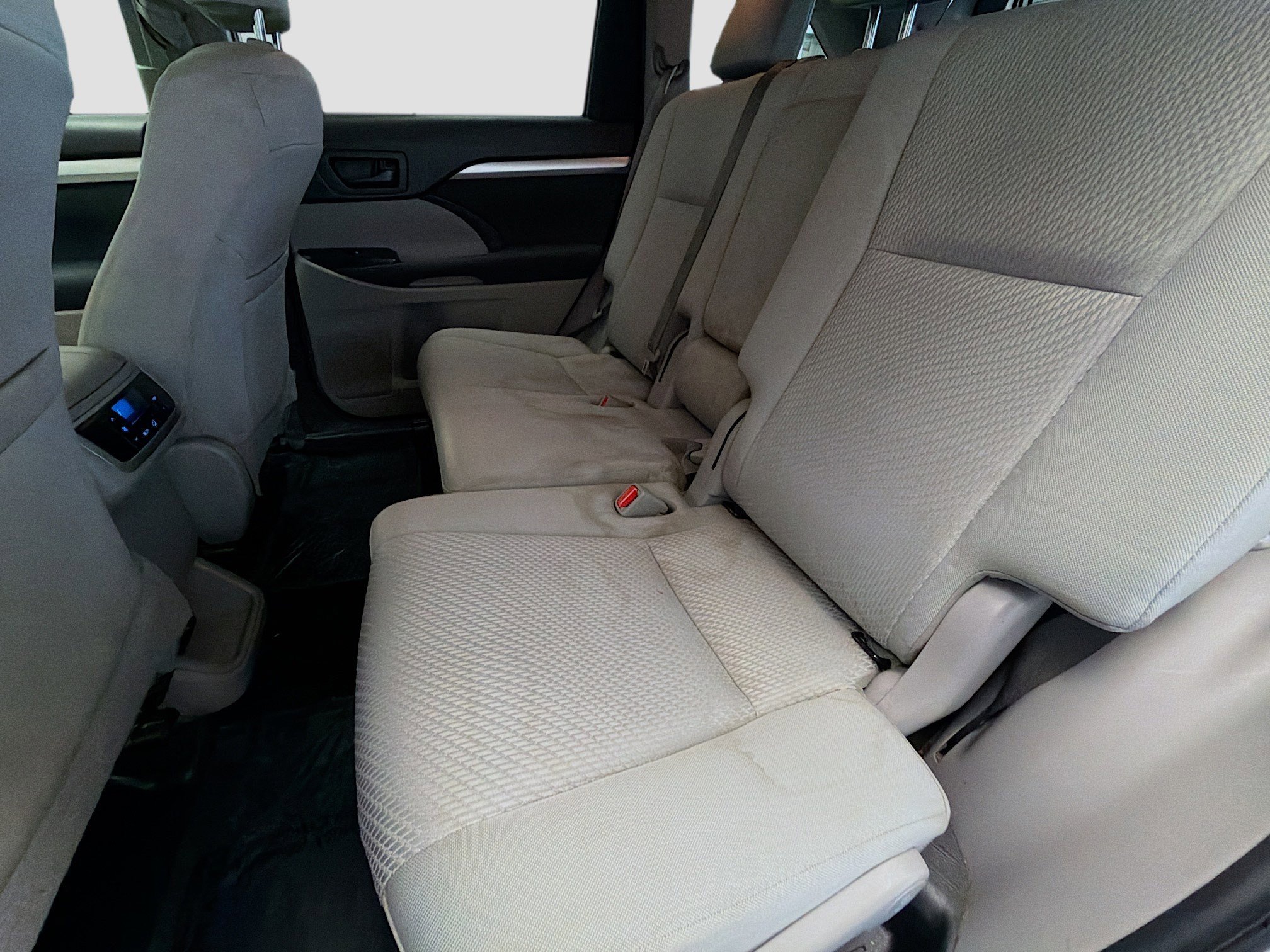 Used 2019 Toyota Highlander LE FWD image 13