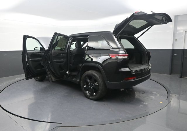 Used 2025 Jeep Grand Cherokee Altitude AWD/4WD image 34
