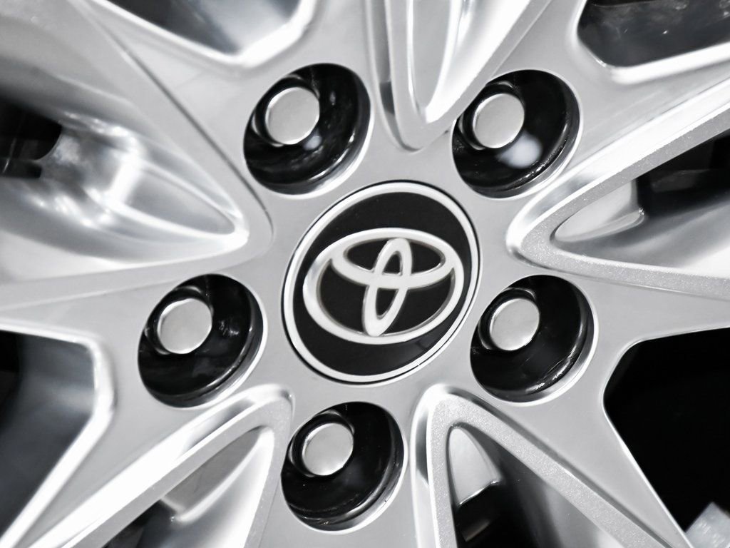 Used 2023 Toyota Sienna Limited image 89