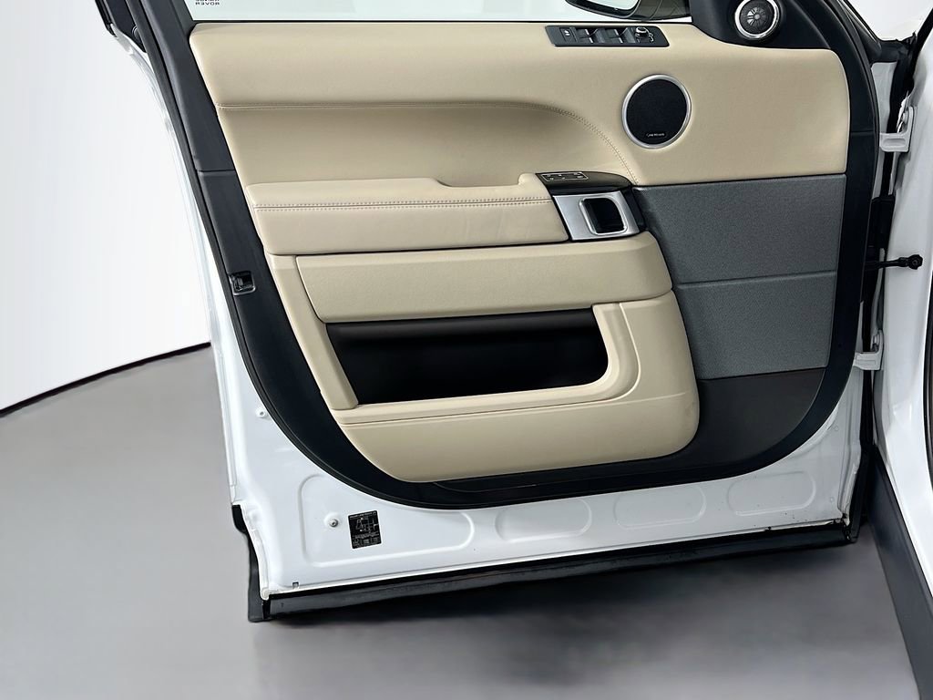 Used 2016 Land Rover Range Rover Sport HSE image 18