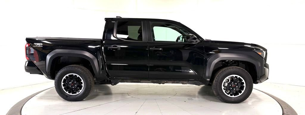 Used 2024 Toyota Tacoma TRD Off-Road AWD/4WD image 3