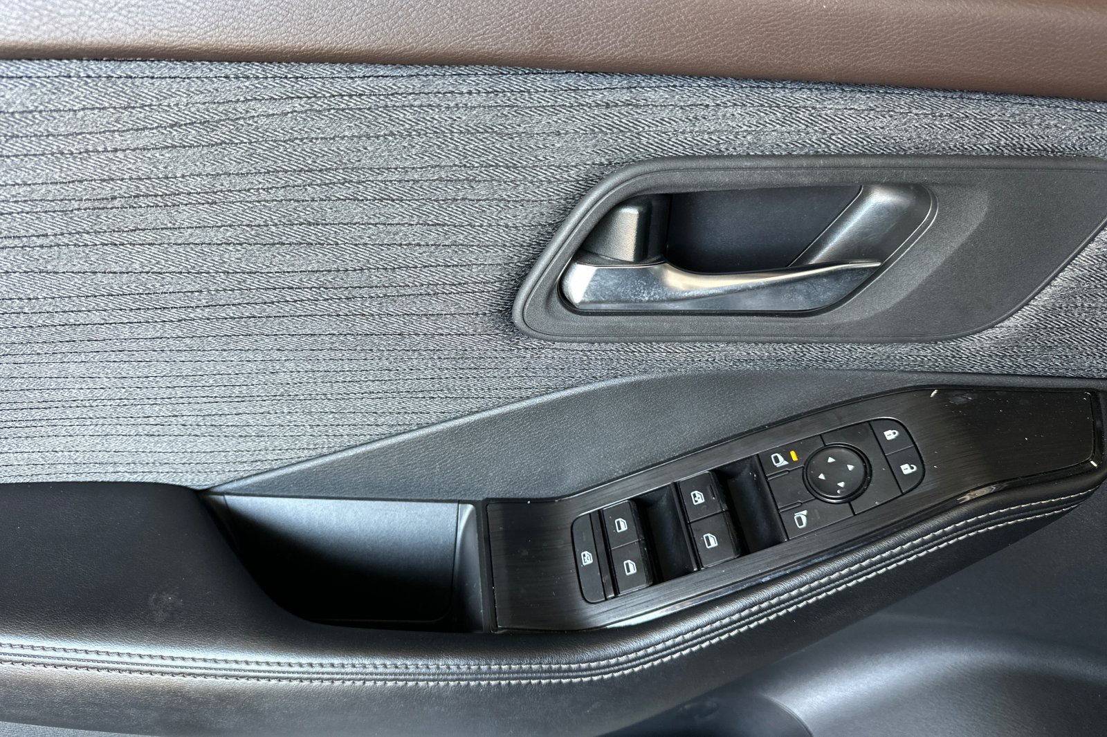 Used 2023 Nissan Rogue SV image 11