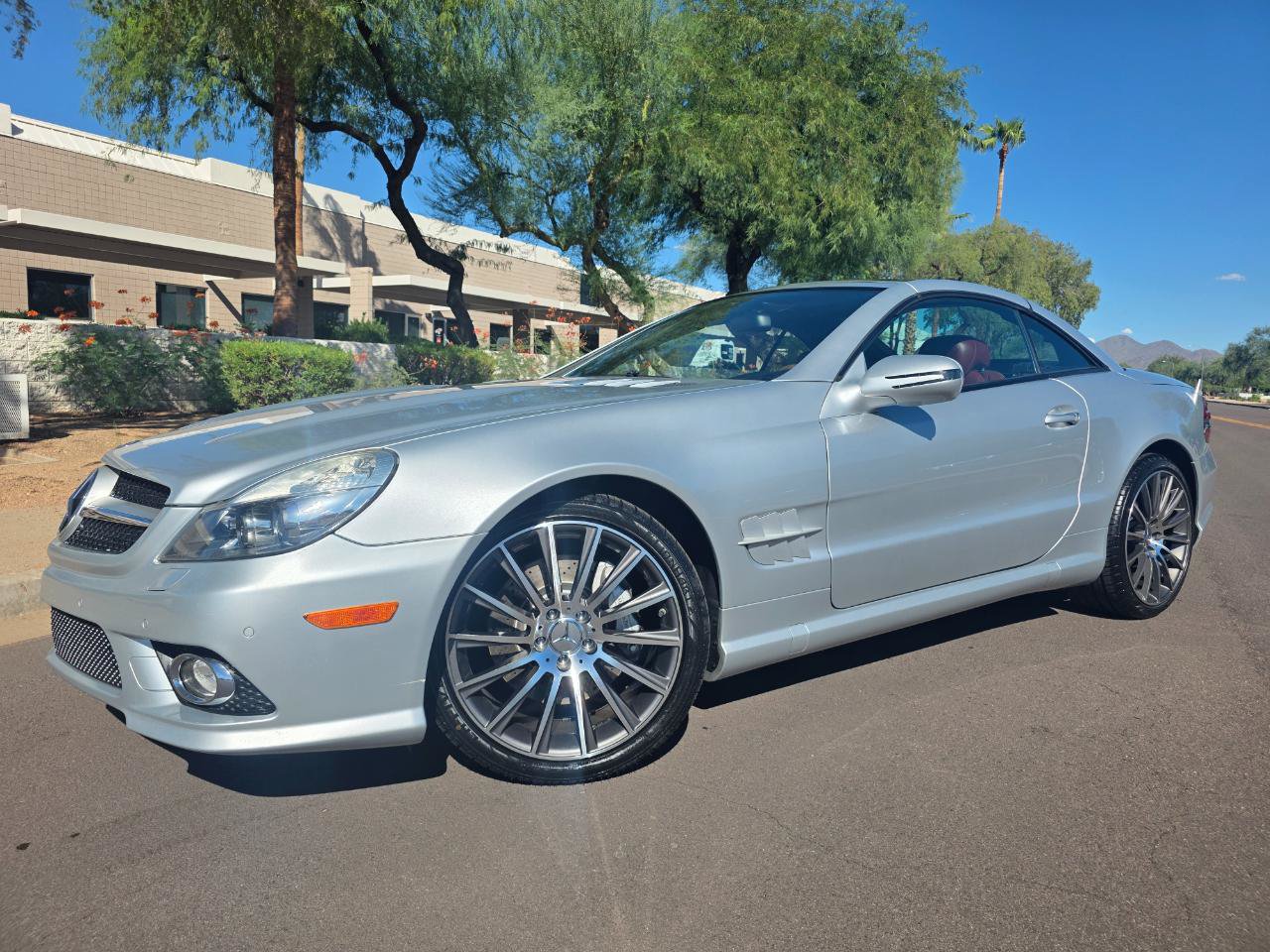 Used 2011 Mercedes-Benz SL 550 w/ Premium I Pkg image 2