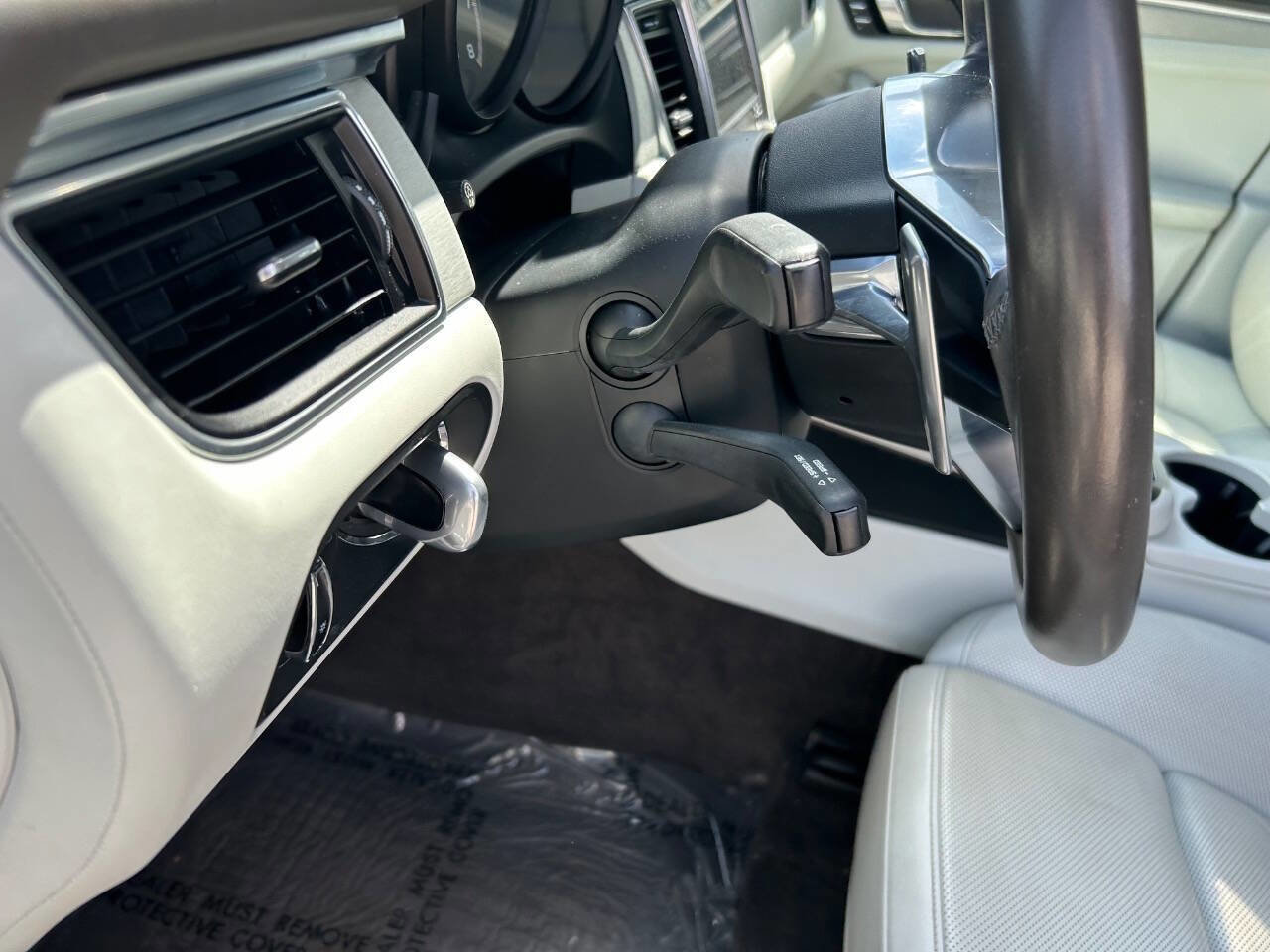 Used 2017 Porsche Macan Turbo image 21