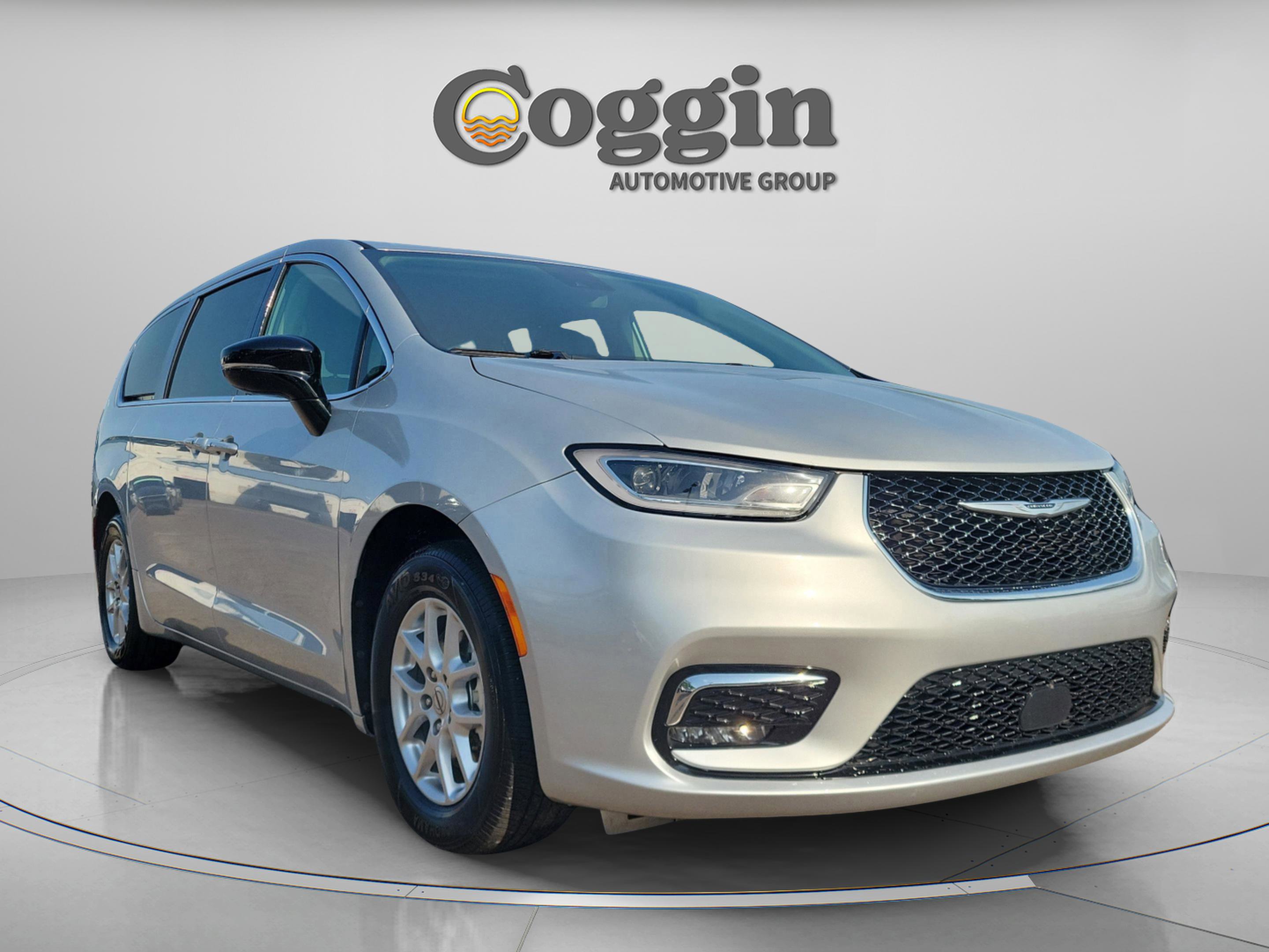 Used 2024 Chrysler Pacifica Touring-L FWD image 4