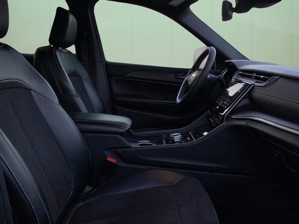 Used 2024 Jeep Grand Cherokee Altitude image 37