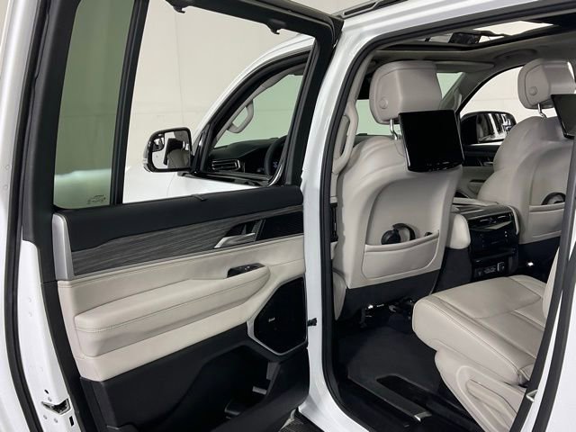 Used 2024 Jeep Wagoneer L Series III w/ Premium Group I AWD/4WD image 28