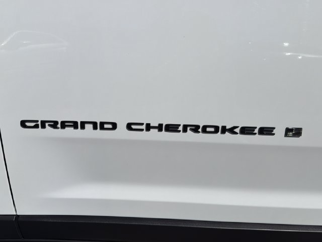 Used 2025 Jeep Grand Cherokee L Limited w/ Black Appearance Package AWD/4WD image 9