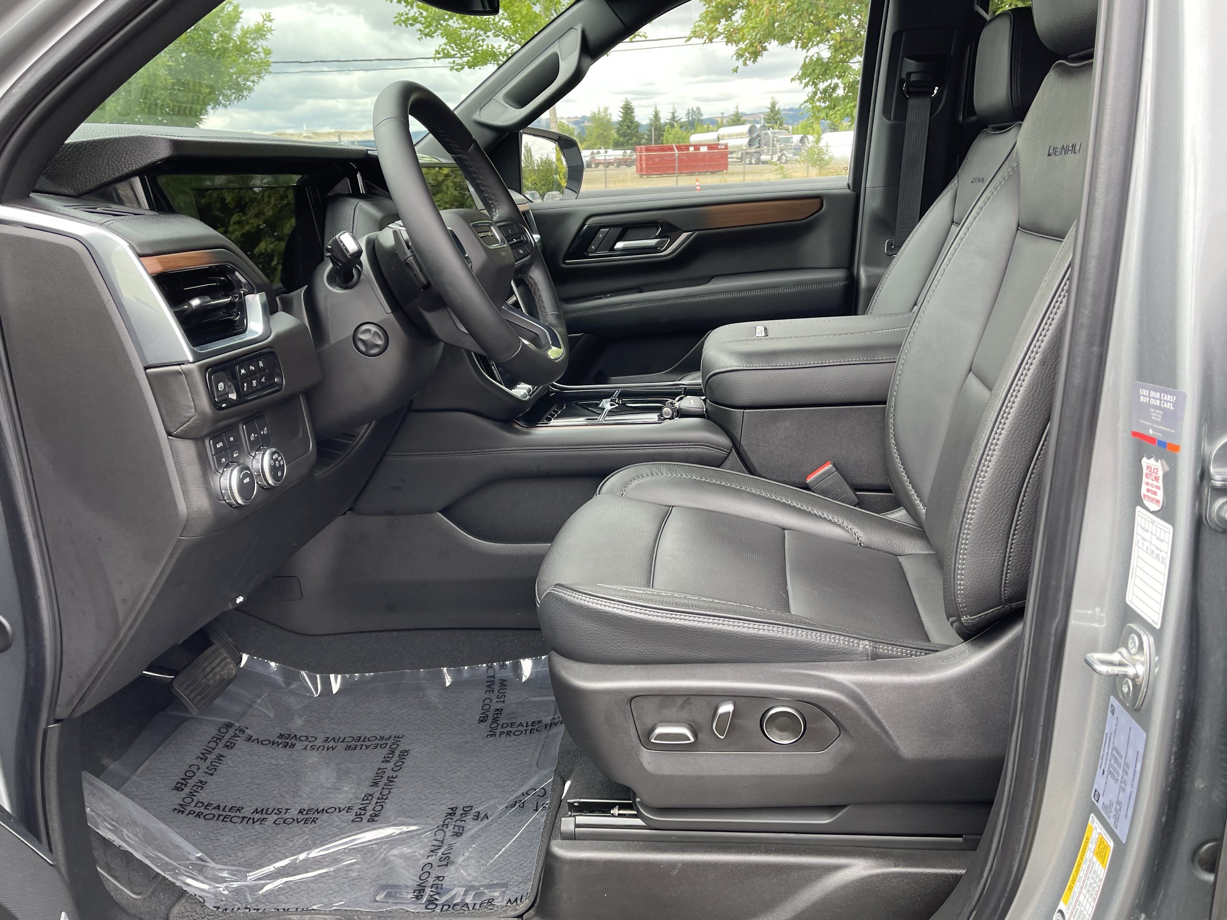 Used 2025 GMC Yukon XL Denali AWD/4WD image 11