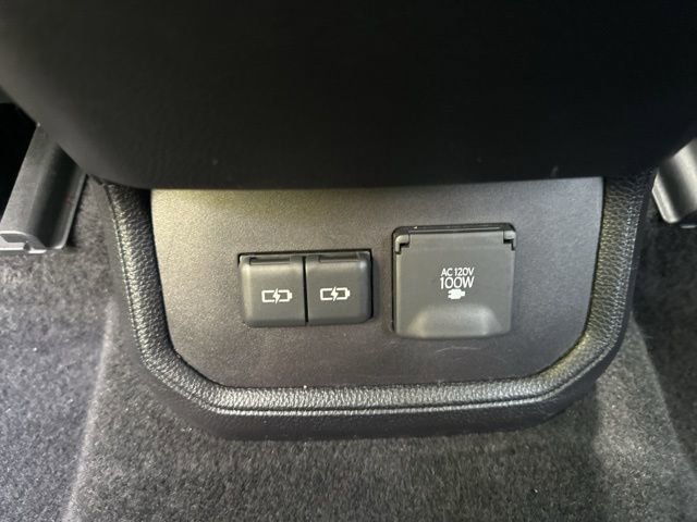 Used 2023 Toyota Highlander Limited image 18