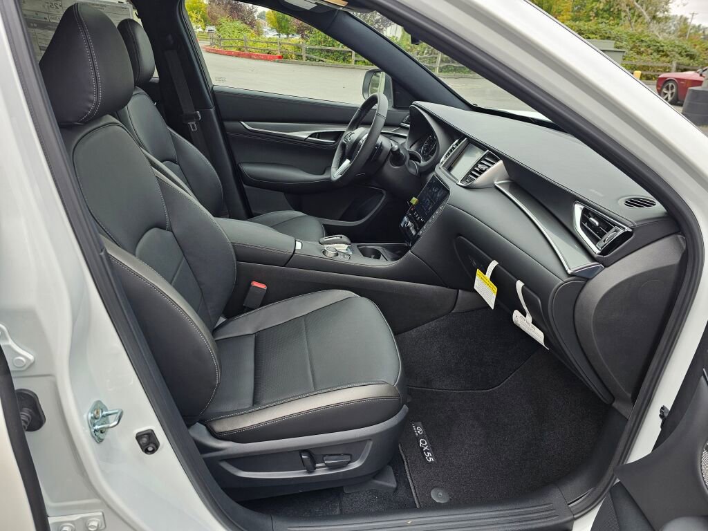 New 2025 INFINITI QX55 Essential image 11