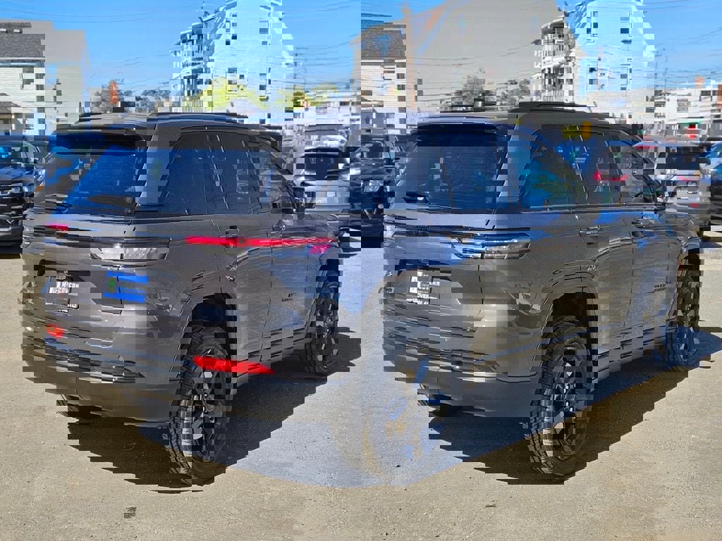 New 2025 Jeep Grand Cherokee Altitude image 5