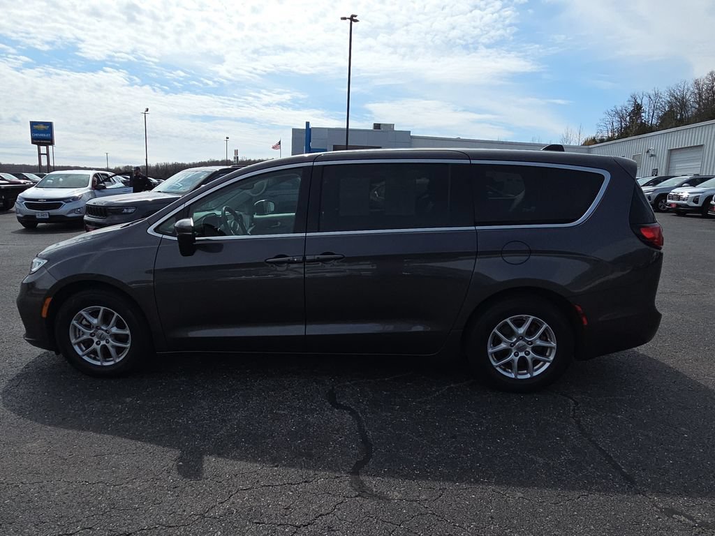 Used 2023 Chrysler Pacifica Touring-L FWD image 5