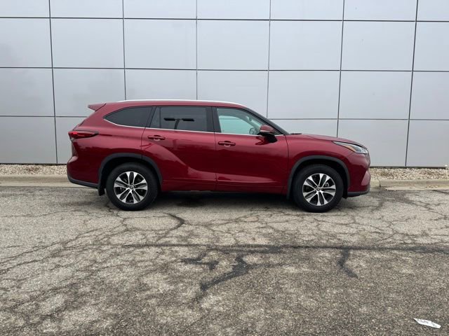 Used 2021 Toyota Highlander XLE AWD/4WD image 40