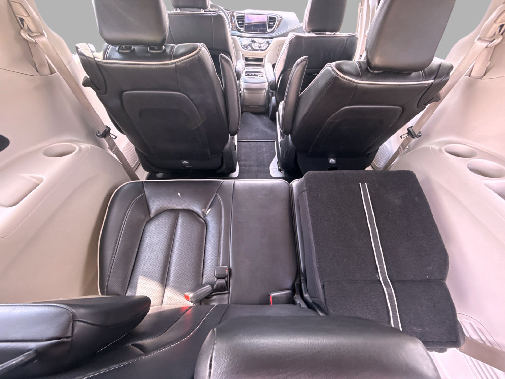 Used 2023 Chrysler Pacifica Limited FWD image 13