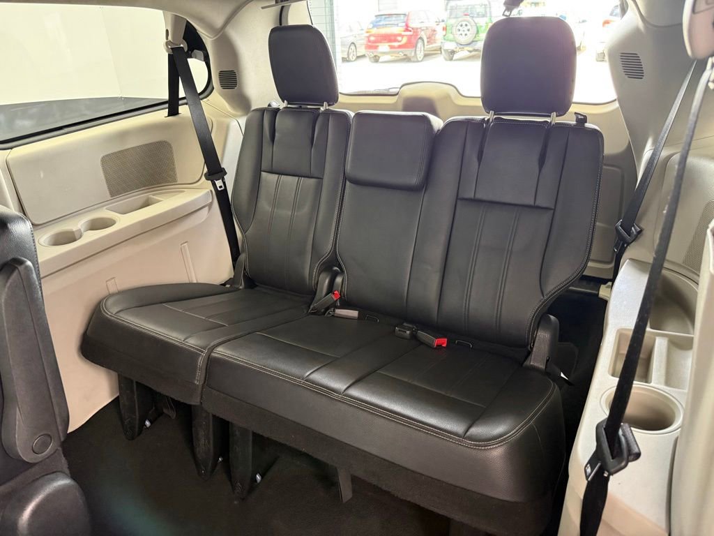 Used 2014 Chrysler Town & Country Touring image 45