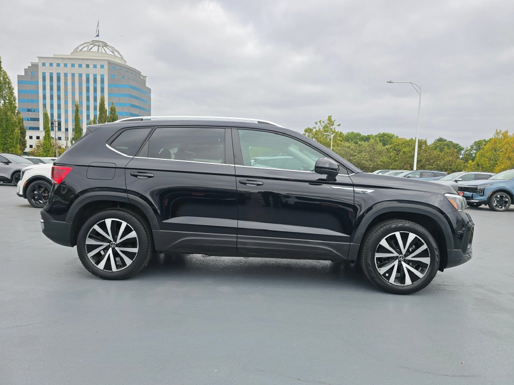 Used 2023 Volkswagen Taos SE AWD/4WD image 2