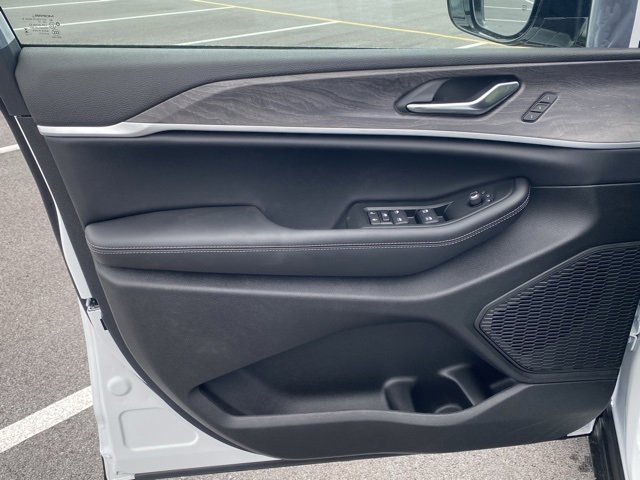 New 2025 Jeep Grand Cherokee Limited w/ Black Appearance Package image 12