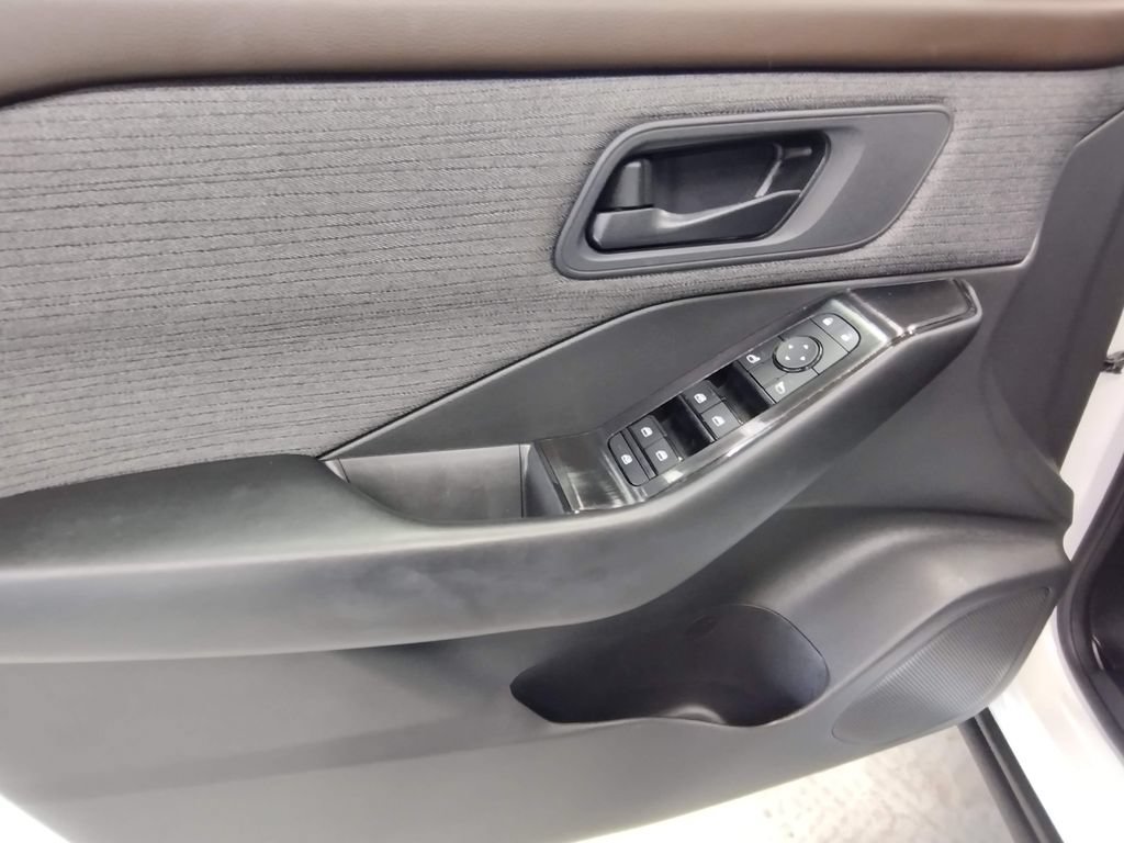 Used 2023 Nissan Rogue S AWD/4WD image 17