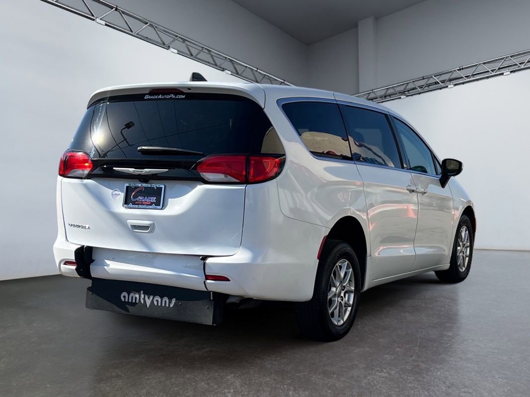 Used 2022 Chrysler Voyager LX image 6