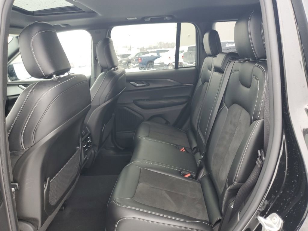 Used 2025 Jeep Grand Cherokee Altitude image 27