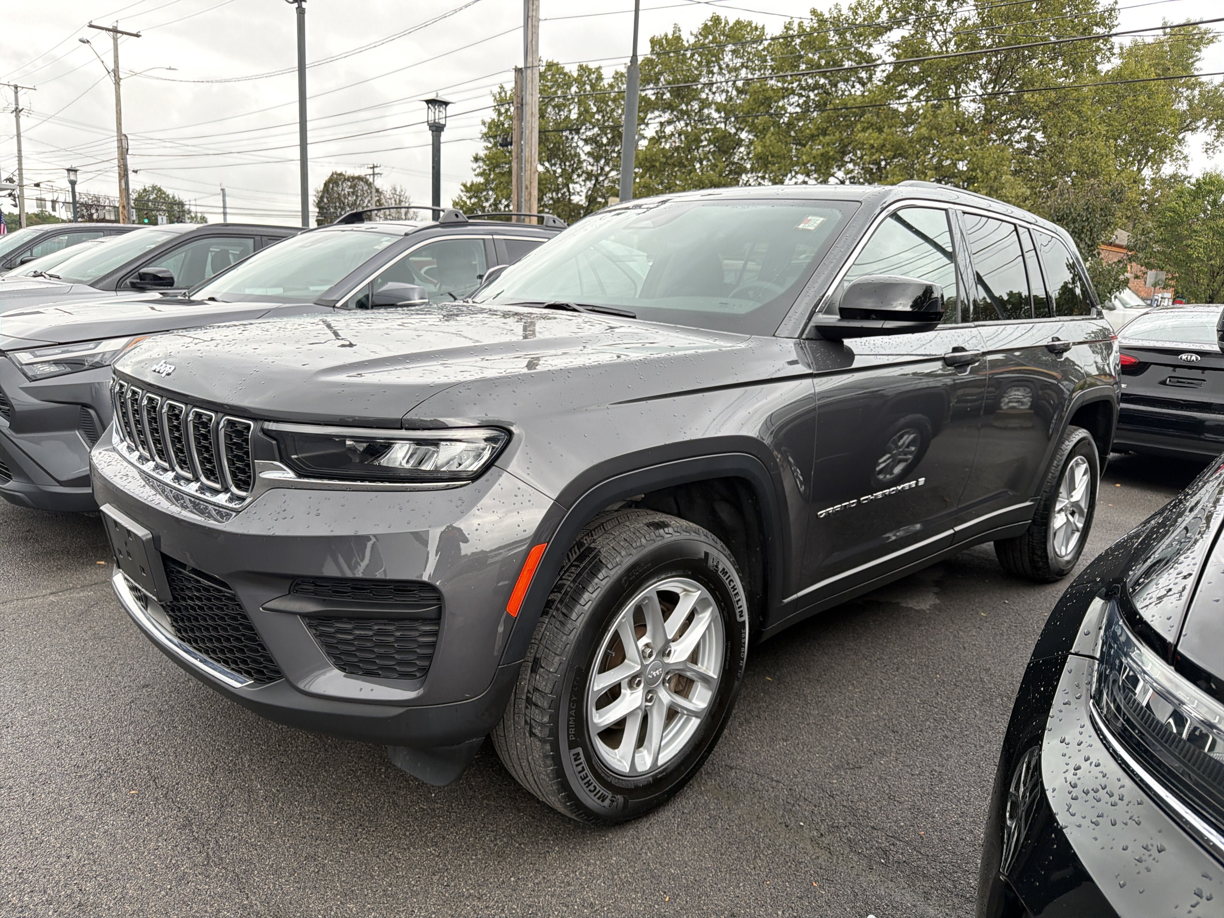 Used 2023 Jeep Grand Cherokee Laredo AWD/4WD image 4
