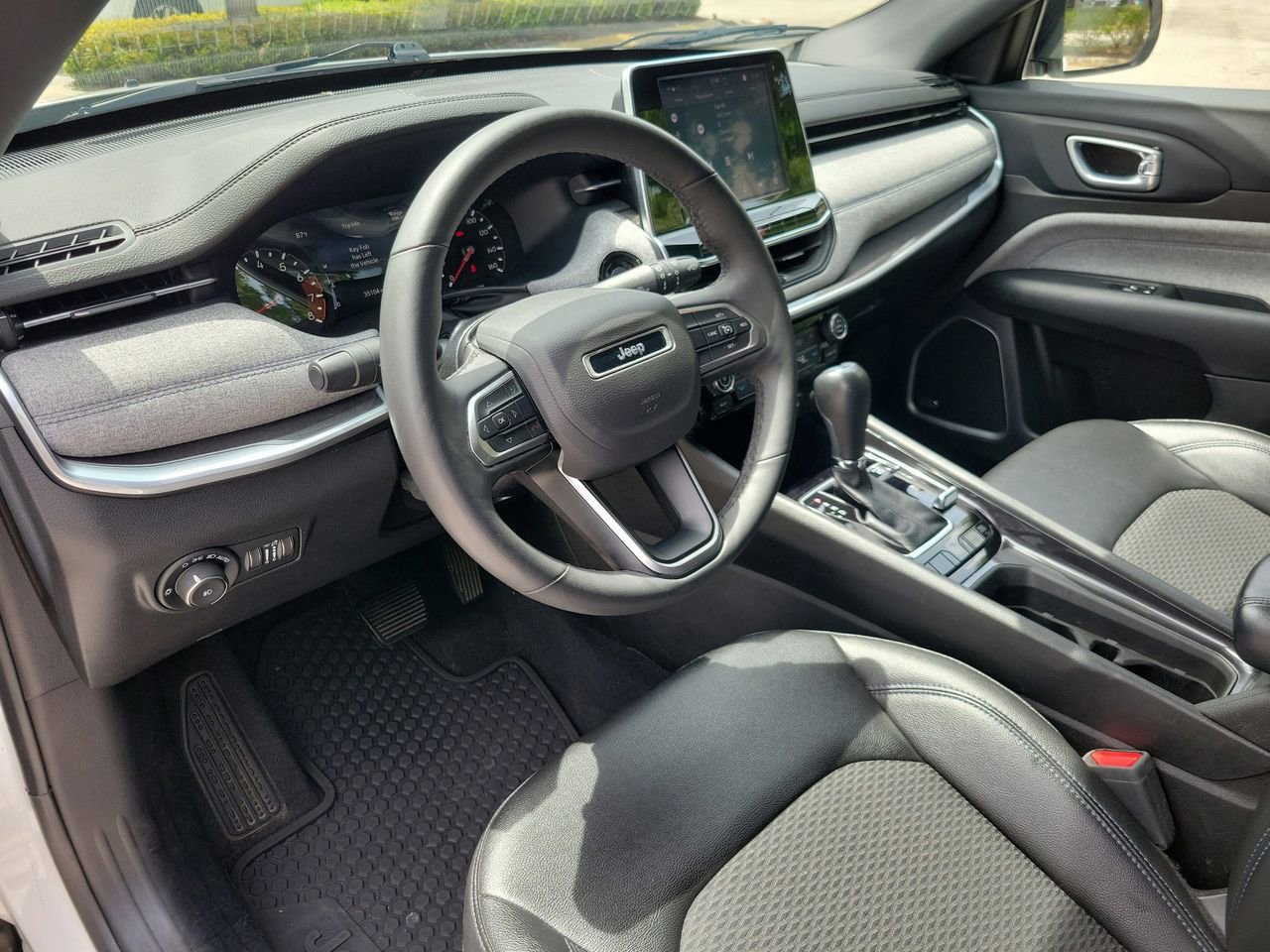 Used 2025 Jeep Compass Latitude w/ Sun & Sound Group AWD/4WD image 16