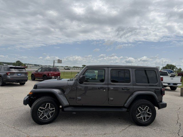 Used 2026 Jeep Wrangler Unlimited Sahara AWD/4WD image 6