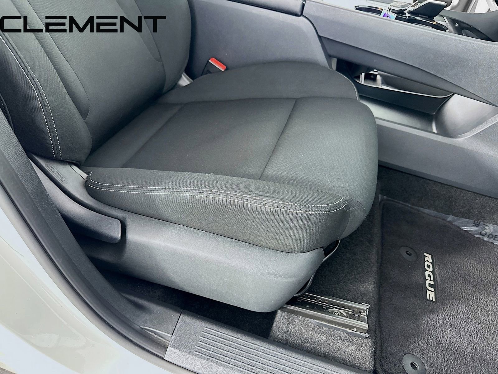 Used 2024 Nissan Rogue S image 31