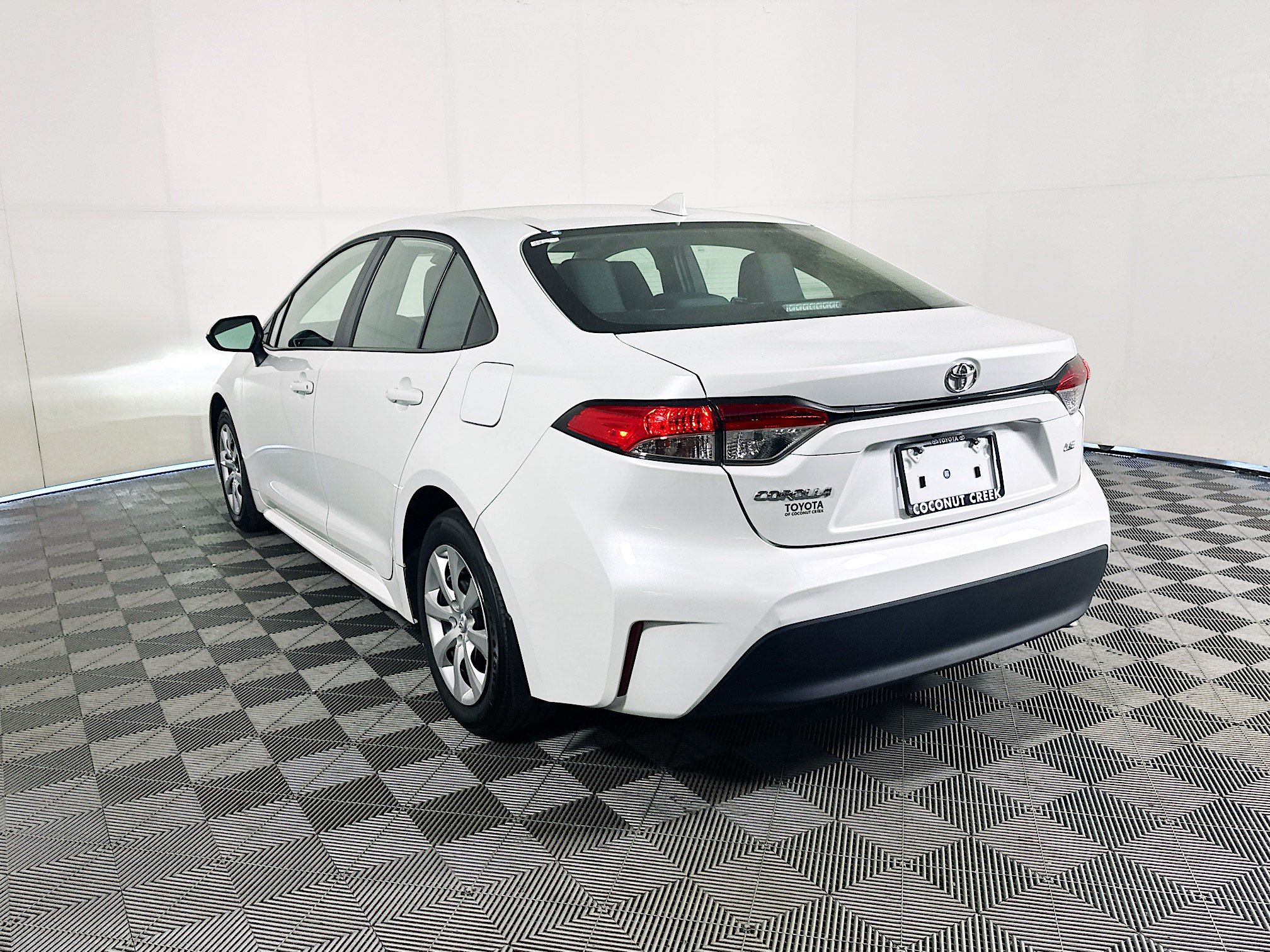 Used 2025 Toyota Corolla LE FWD image 5