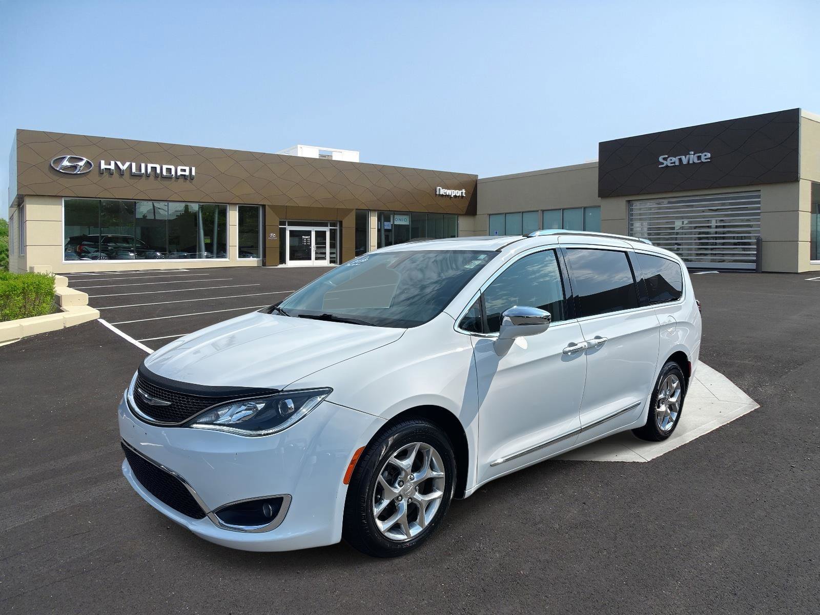 Used 2018 Chrysler Pacifica Limited image 1