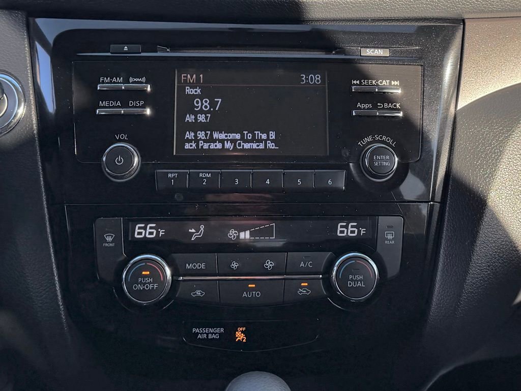 Used 2016 Nissan Rogue SV image 23