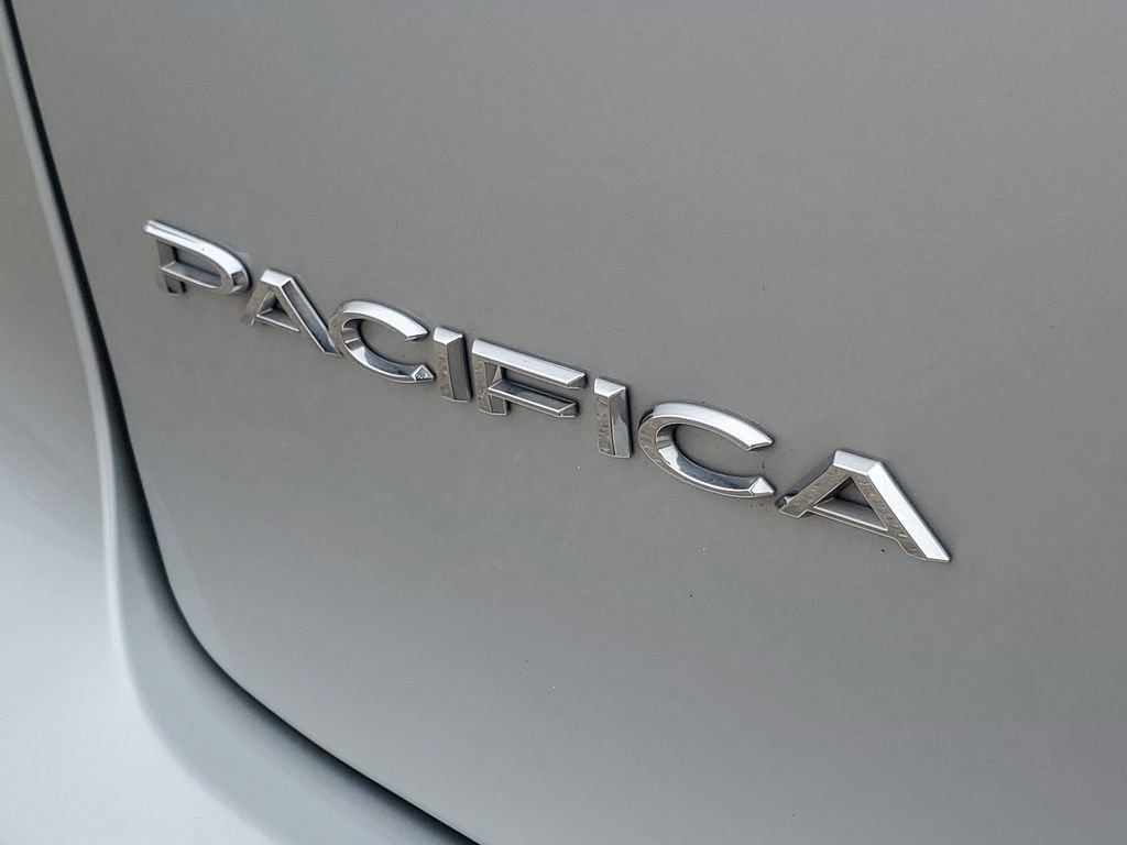 Used 2024 Chrysler Pacifica Touring-L FWD image 6
