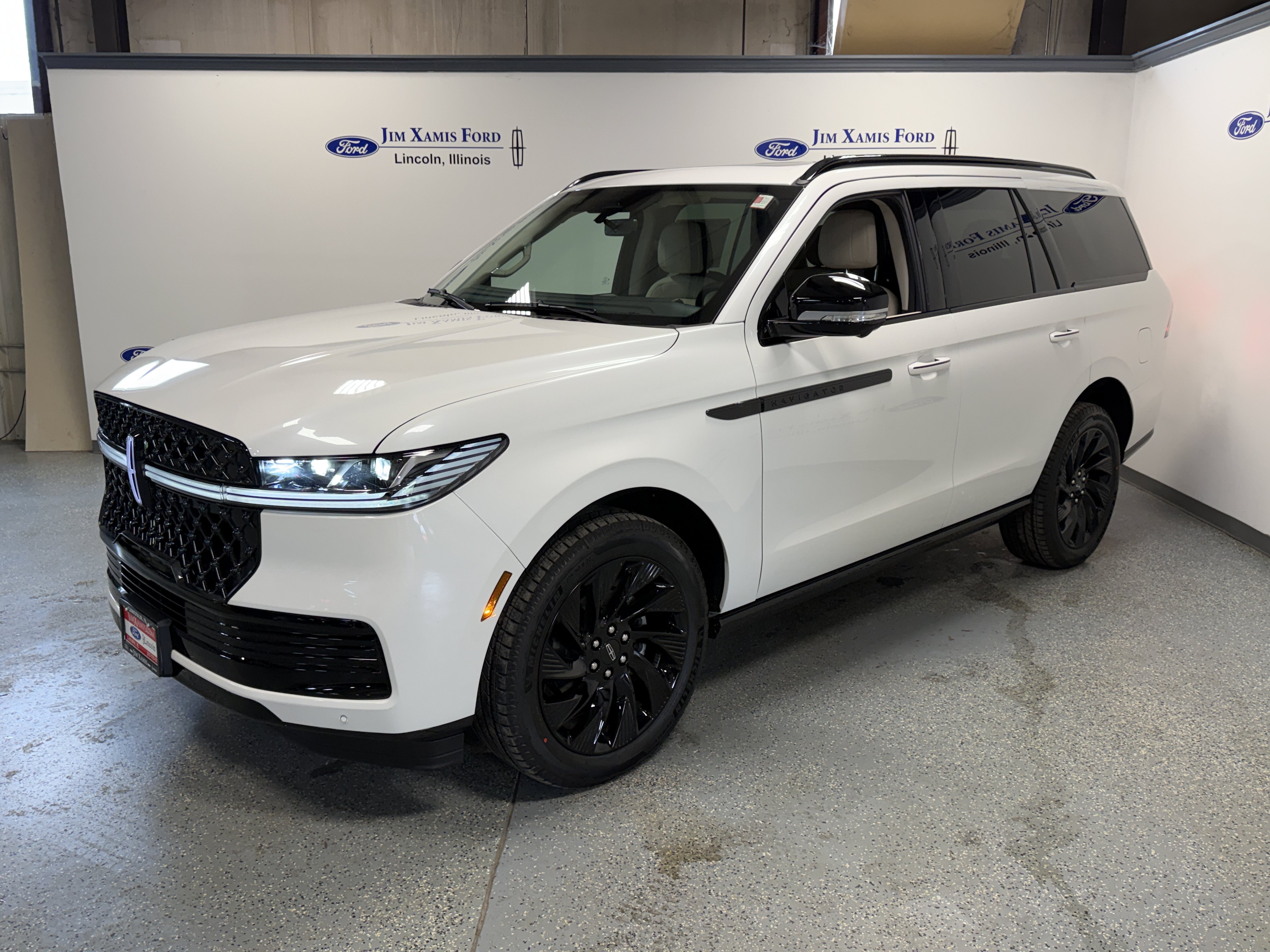 New 2027 Lincoln Navigator Reserve w/ Jet Appearance Package AWD/4WD image 3
