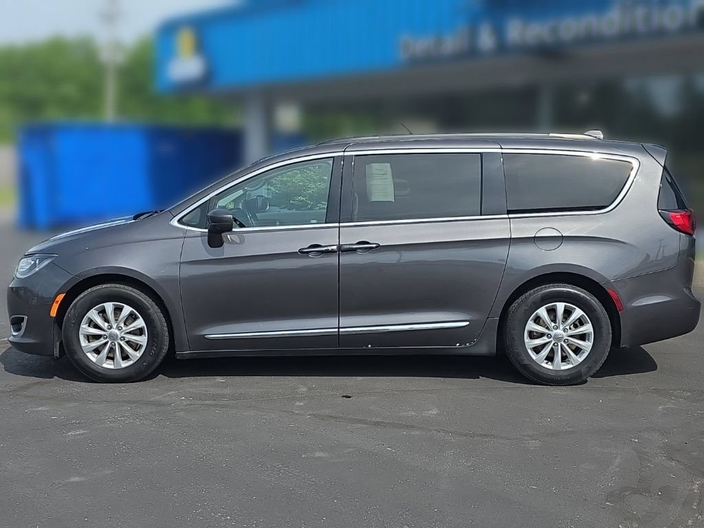 Used 2017 Chrysler Pacifica Touring-L FWD image 3