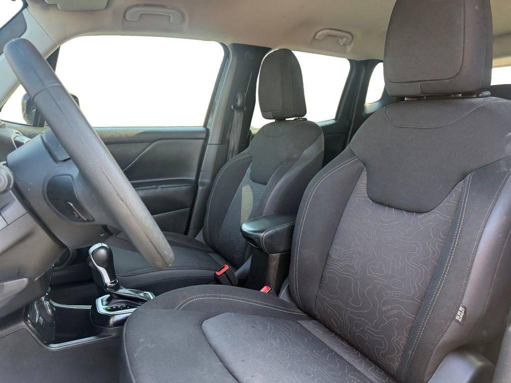Used 2023 Jeep Renegade Latitude AWD/4WD image 9