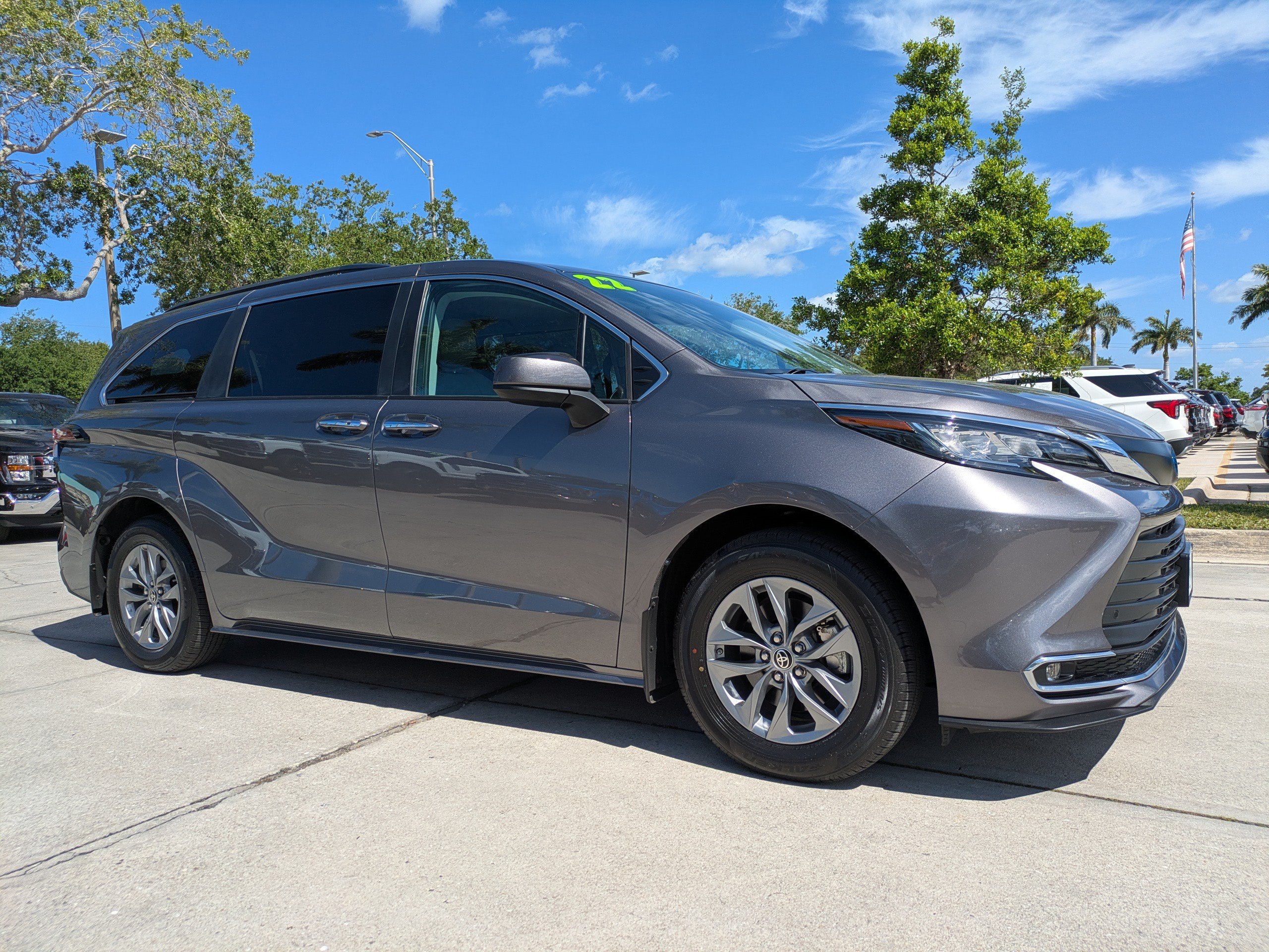 Used 2022 Toyota Sienna XLE AWD/4WD image 2