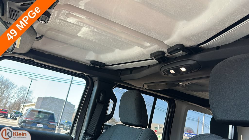 Used 2025 Jeep Wrangler Unlimited Sahara AWD/4WD image 16
