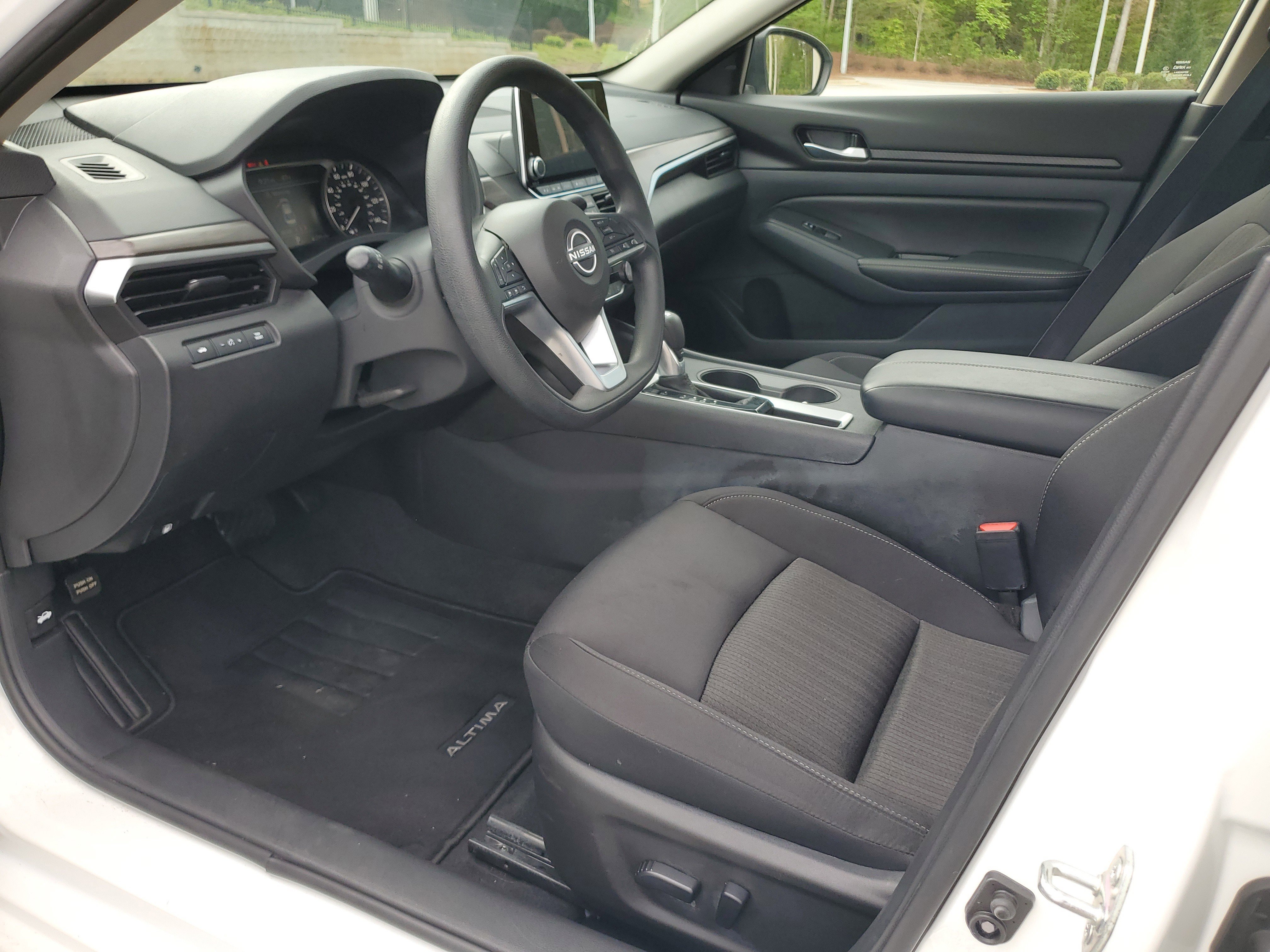 Used 2025 Nissan Altima 2.5 SV FWD image 15